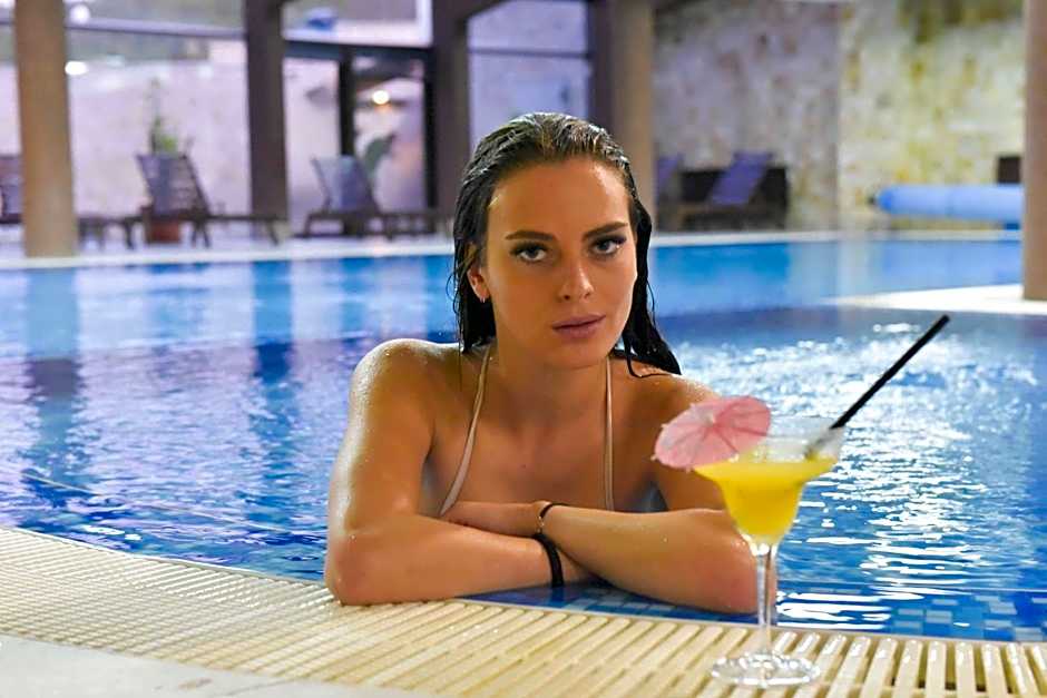 Royal Bansko - Family Apart Hotel With All Inclusive Light or HB&Drinks and Hot Pool & Jacuzzis