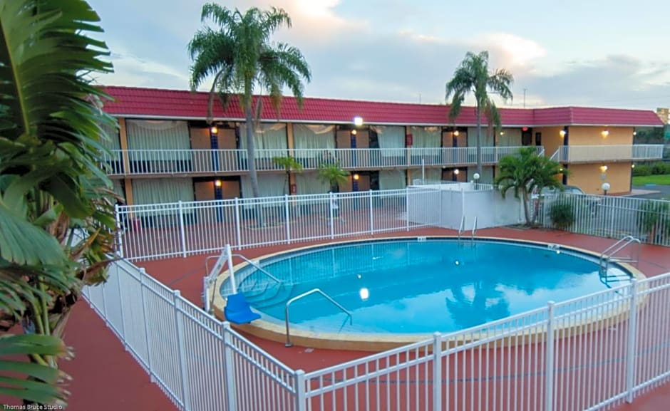 Express Inn & Suites - 5 Miles from St Petersburg Clearwater Airport