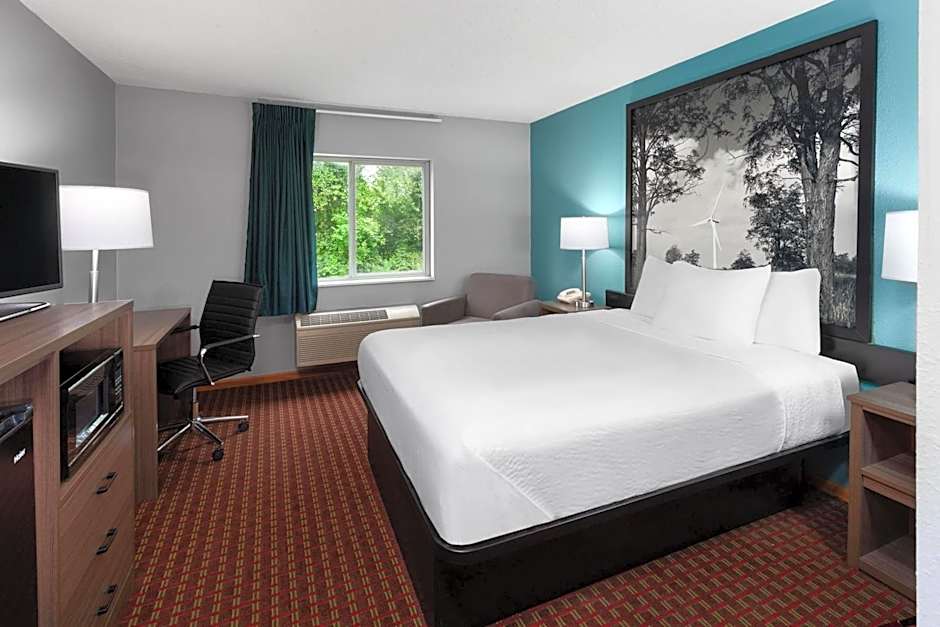 Super 8 by Wyndham McHenry/Fox Lake Area