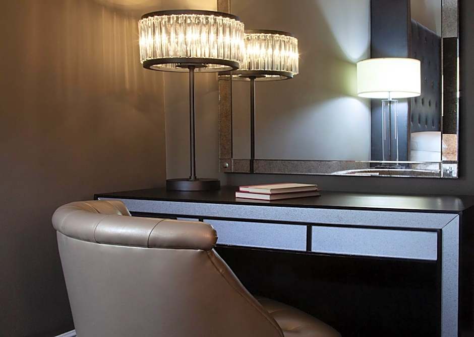Photo 1 of 7 of Standard 1 King Bed, Hearing/Mobility Accessible, Bathtub