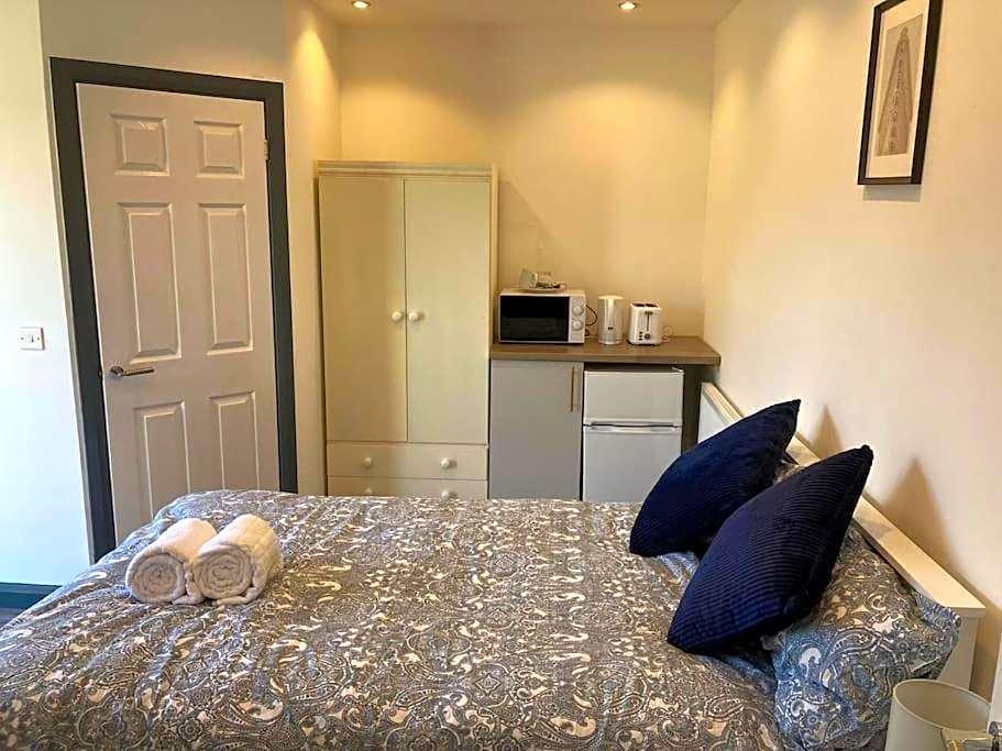 Newly refurbished studio, great location 8 studios