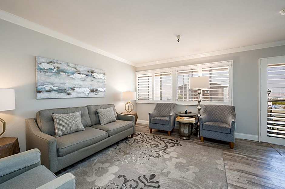 456 Embarcadero Inn & Suites