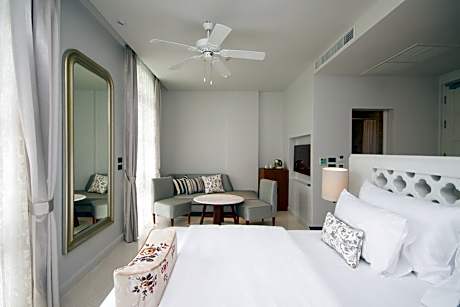 Junior Suite with Bathtub