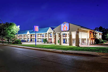 Motel 6 Arlington