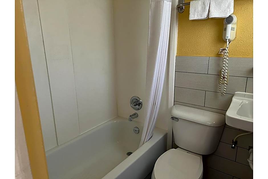Budget Inn By OYO Toledo Perrysburg I-280