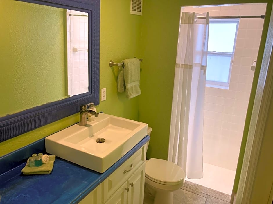 3Gulls Inn Ozona-Boutique Hotel-Steps from Restaurants & Brewery-SwimSpa Pool-Pet Friendly