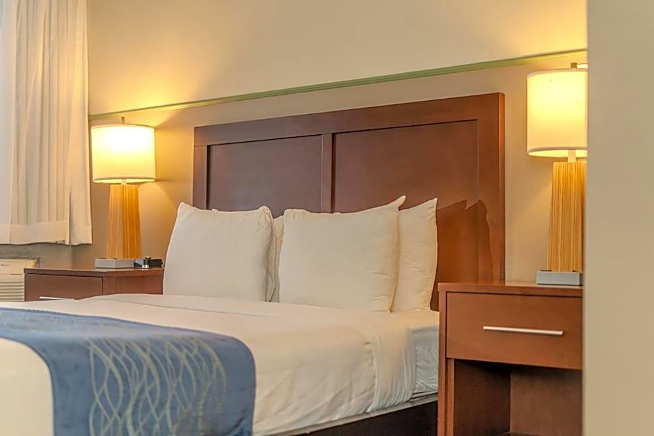 Comfort Inn & Suites Levittown