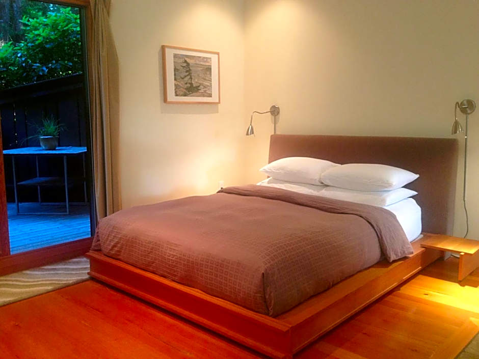 Photo 1 of 7 of 1 Queen Bed Suite, Jetted Tub