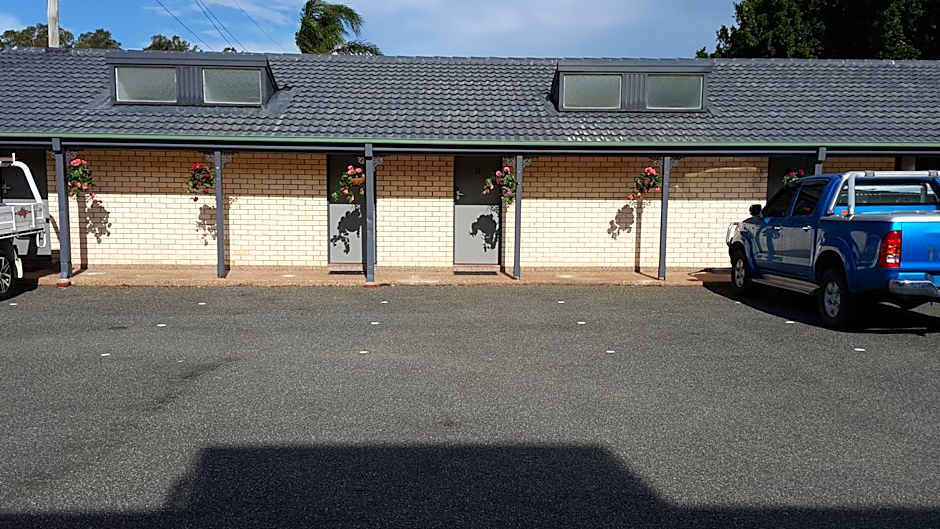 Hibiscus Lakeside Motel