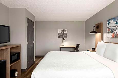 King Room with Bath Tub - Mobility Accessible/Non-Smoking