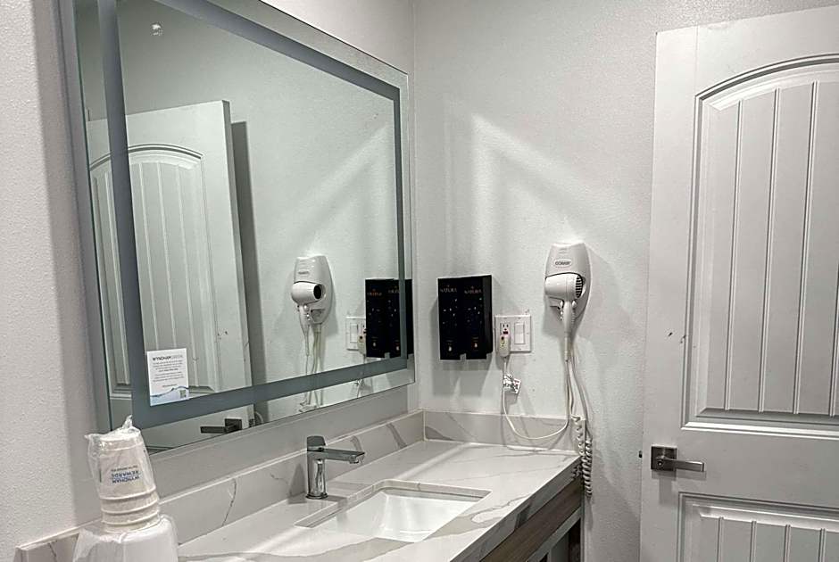 Super 8 by Wyndham Oceanside Downtown