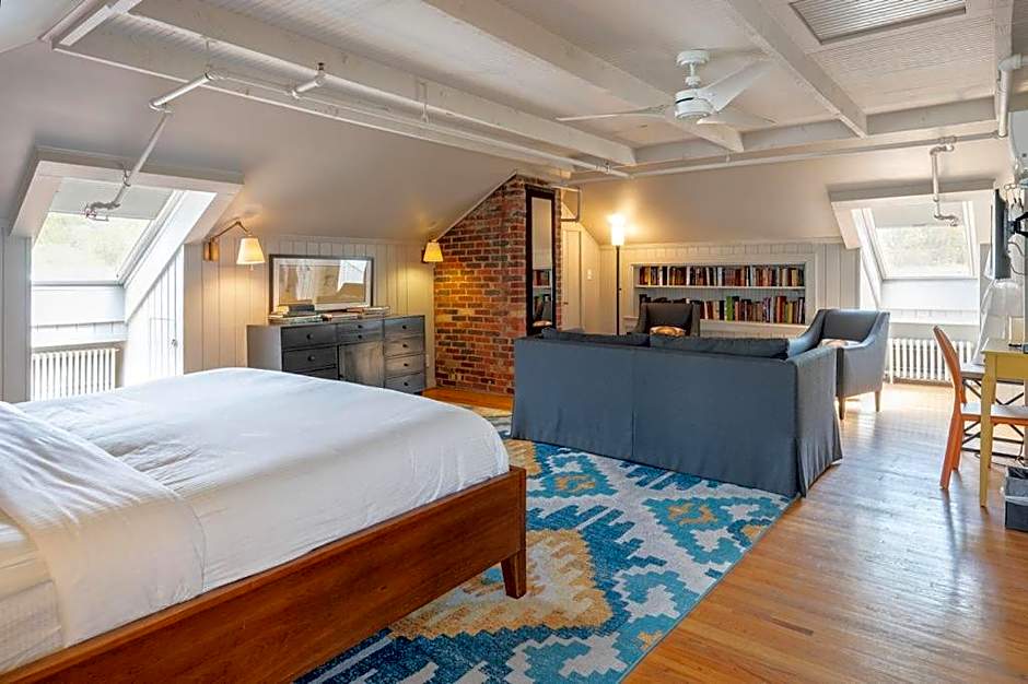 Oakhurst Inn at the University