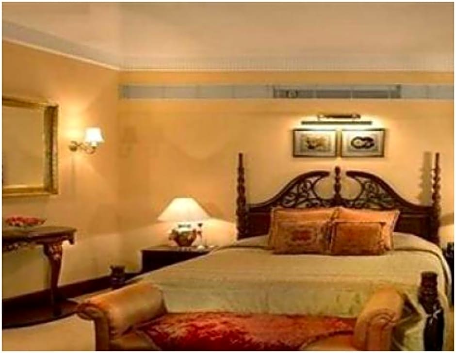 The Palms Town and Country Club