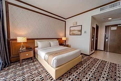 Deluxe Queen Partial Sea View