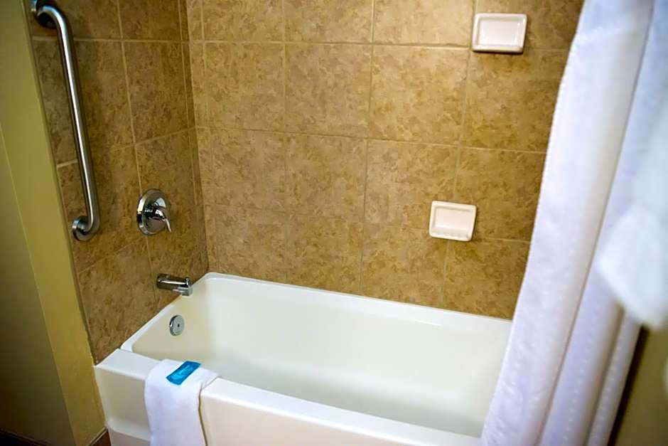 Holiday Inn Express Devils Lake By IHG