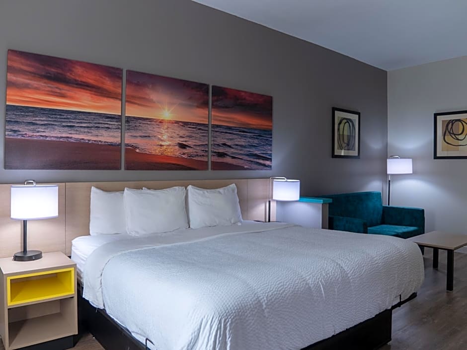 Days Inn & Suites by Wyndham Savannah North I-95