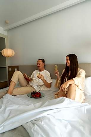 One-Bedroom Suite with Lateral Sea View