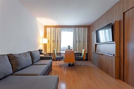 1 Queen Bed, Suite, Non-Smoking