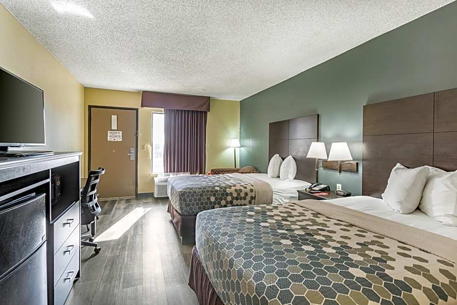 Econo Lodge & Suites Clarksville near Governors Square Mall