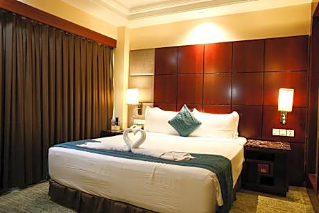 Executive Double or Twin Room with 15 min head or foot massage ,2hrs conference meeting room , free night club !(subject to availability)