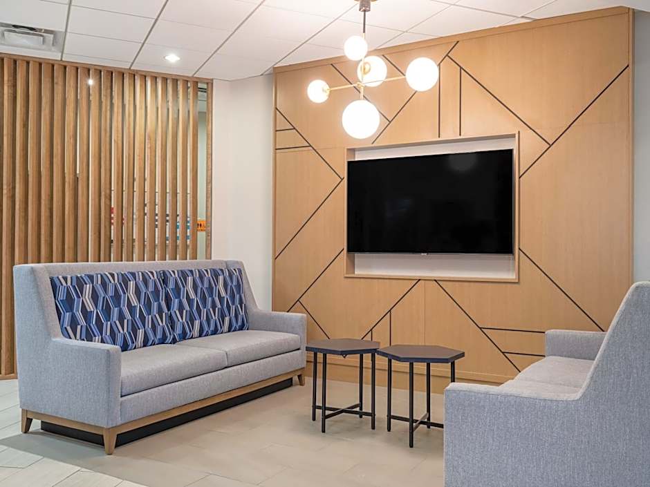 Holiday Inn Express & Suites Greensboro - (I-40 @ Wendover) By IHG