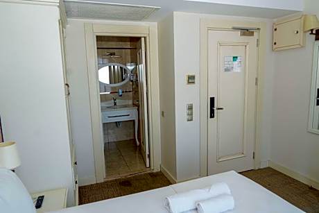 Economy Triple Room