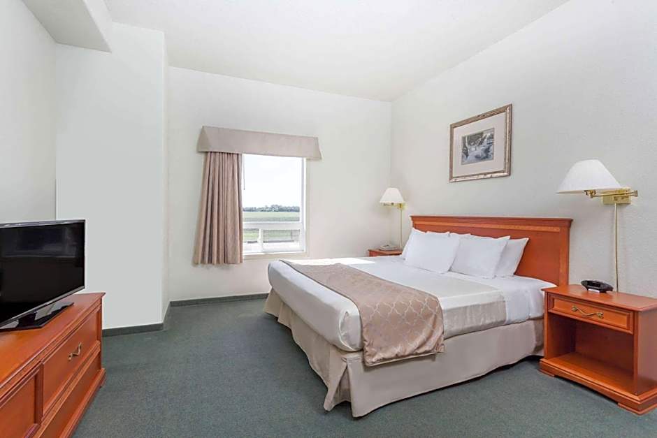 Super 8 by Wyndham Dauphin