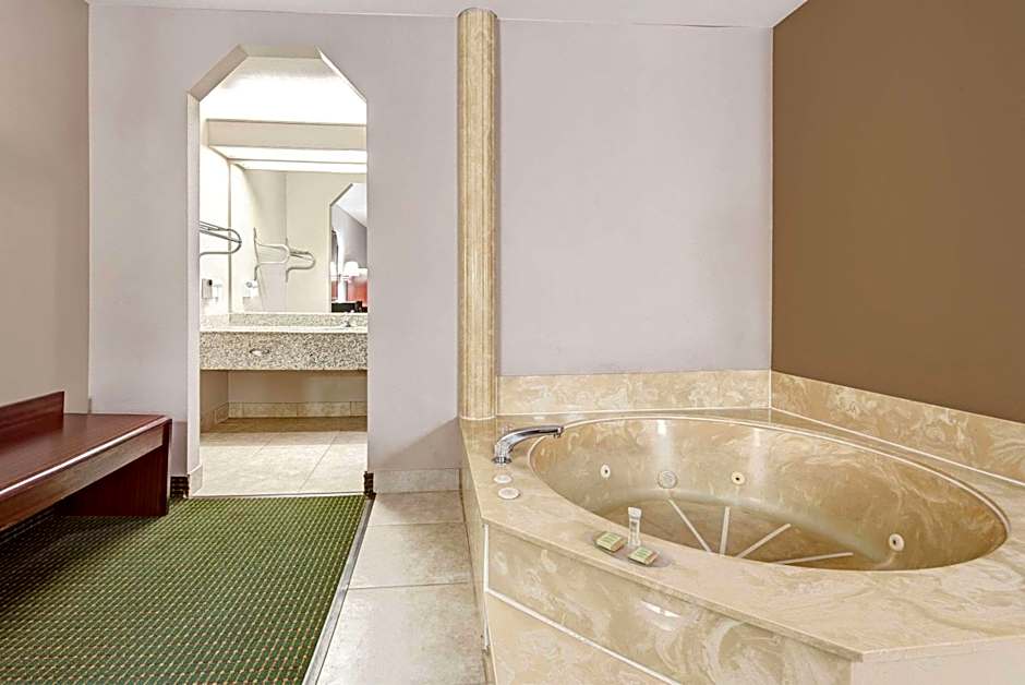 Super 8 by Wyndham Richardson Dallas