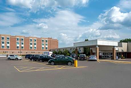 Clarion Hotel & Suites Brandon