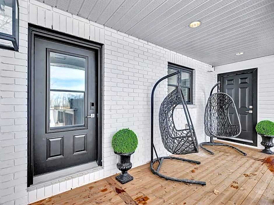 Gorgeous private retreat with hot tub