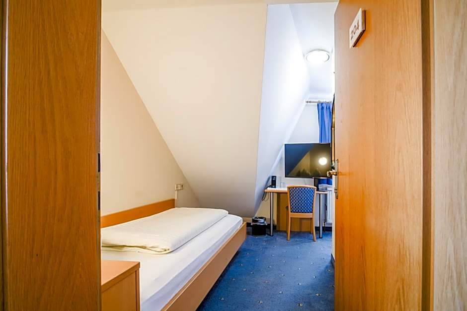 Photo 1 of 2 of Single Room