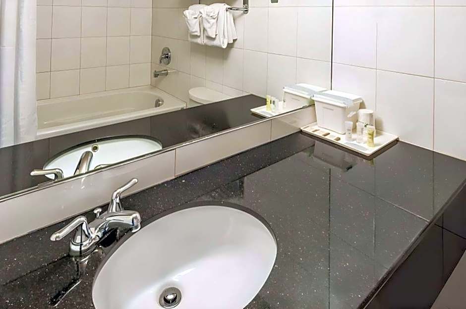 Bedfort Inn & Suites