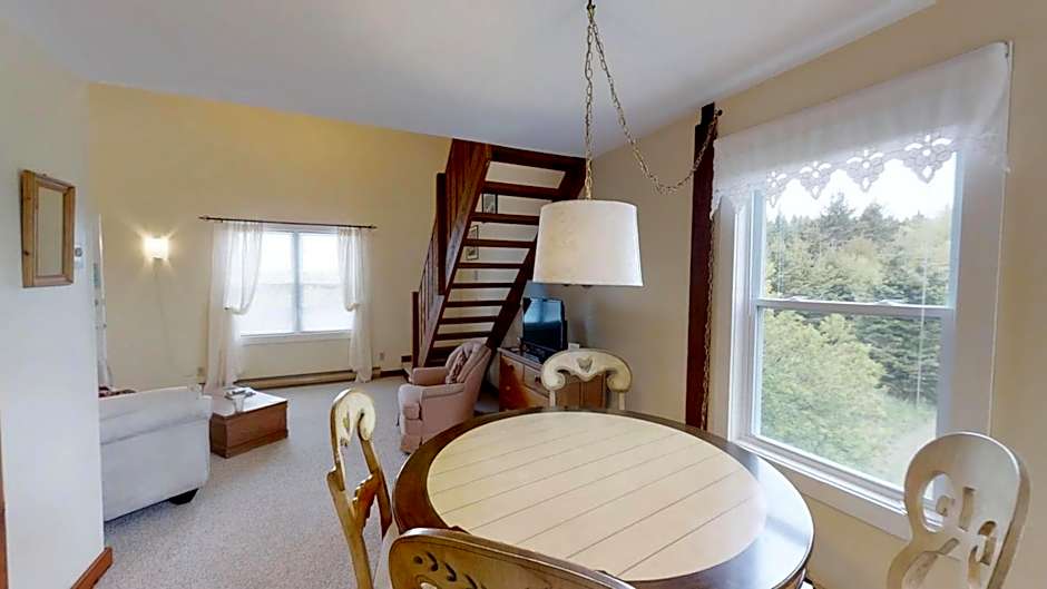 Bayview Pines Country Inn B&B