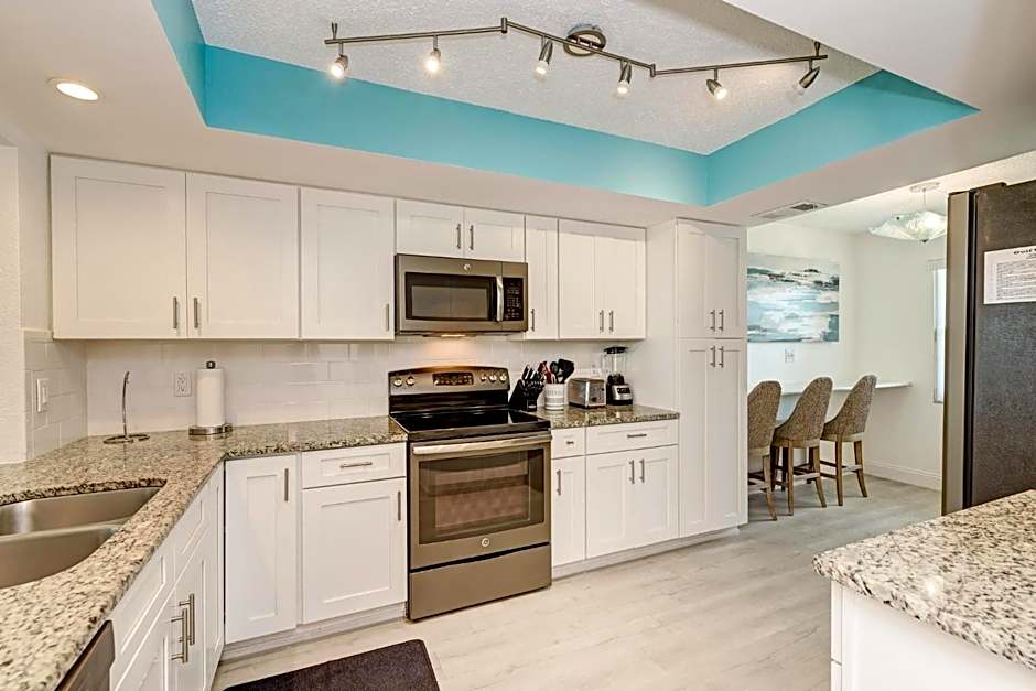 Absolute Anna Maria-Private Beach Access-Heated Pool-Water Views From Every Room