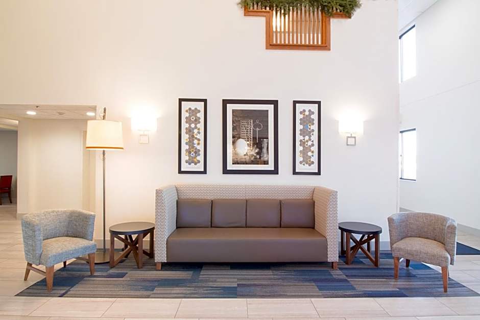 Holiday Inn Express & Suites Worthington By IHG