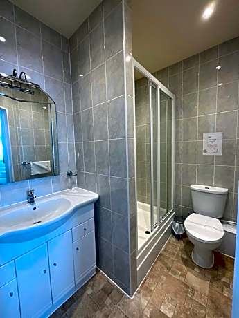 Family Room (2 Adults + 2 Children)