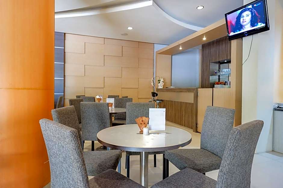 RedDoorz Plus near Hotel Benua Kendari