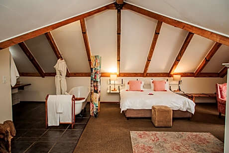 Luxury Loft Room with Stairs (Barn Owl)