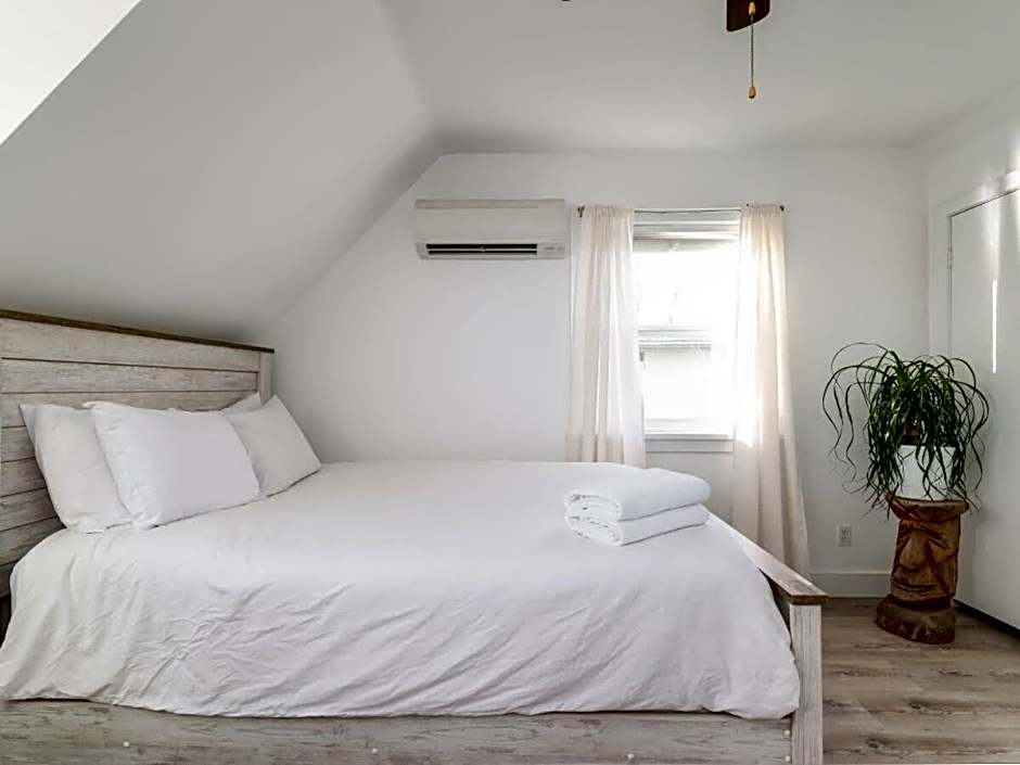 Cozy family waterfront retreat recently renovated