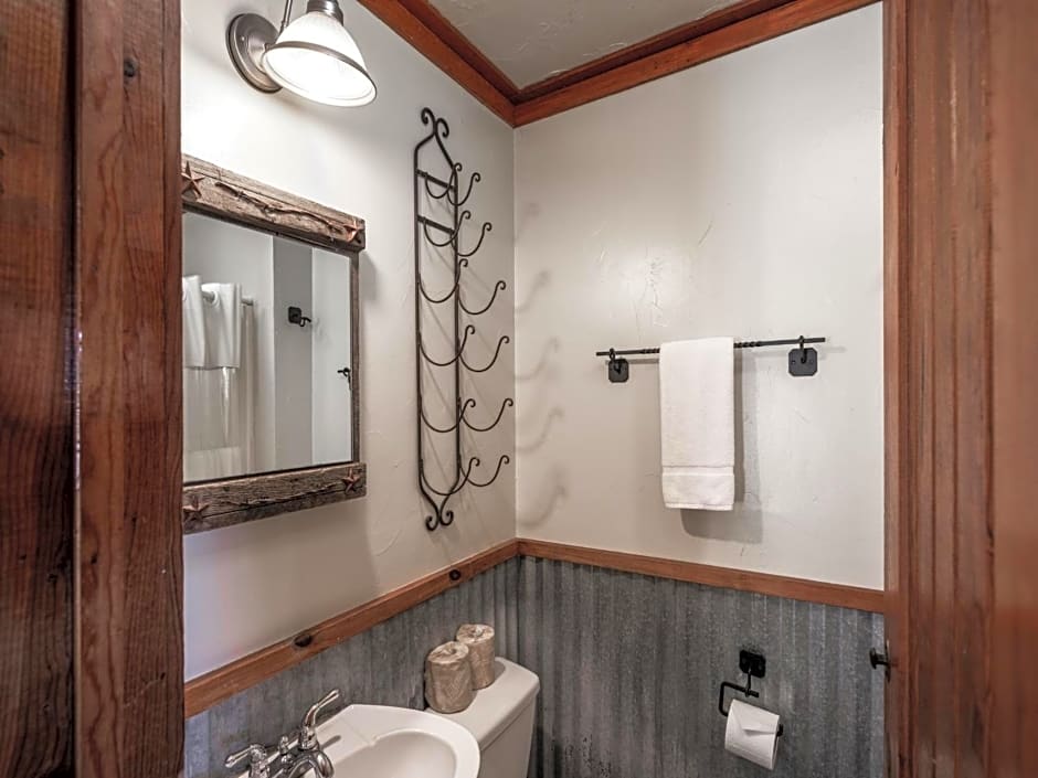 Apache Village Cabinette 11, Queen Bed, Midtown, Sleeps 2