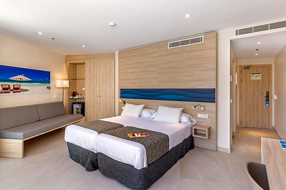Photo 1 of 6 of Junior Suite with Pool View