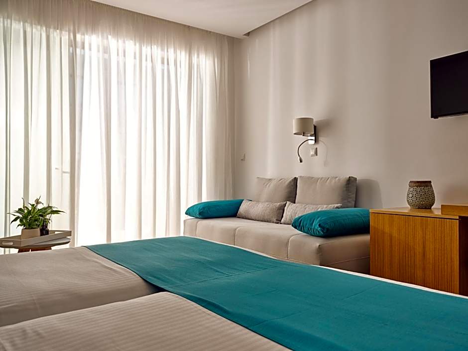 Cavo Orient Beach Hotel & Suites