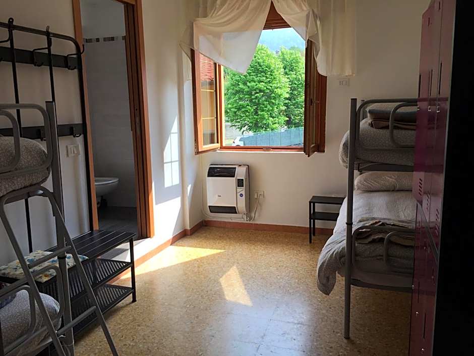 Photo 1 sur 9 de Bed in 4-Bed Dormitory Room