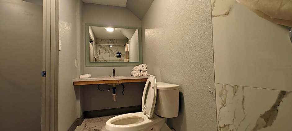 Mountain Vista Inn & Suites - Walking Distance to the Island