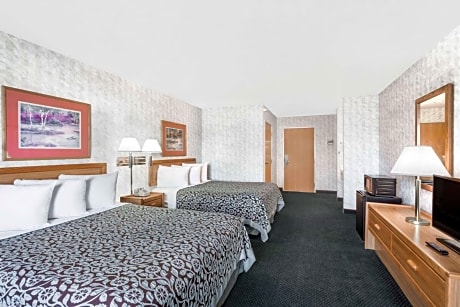 One-Bedroom Suite with Three Queen Beds - Non-Smoking