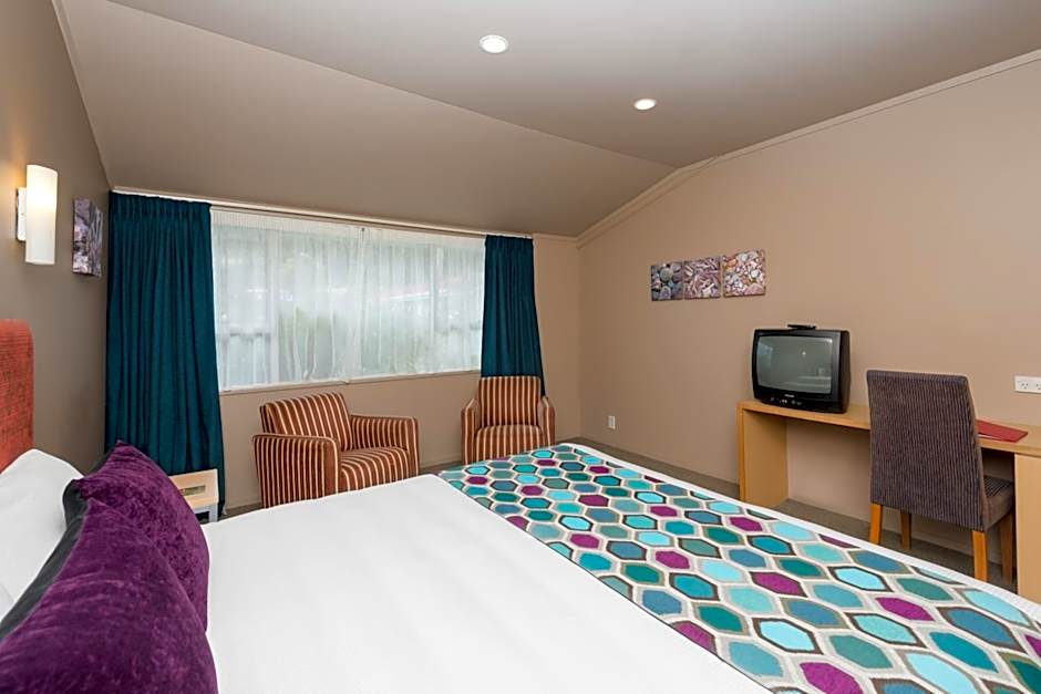 Photo 1 of 4 of Standard King Room