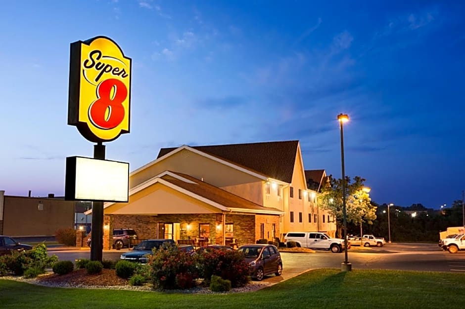 Super 8 by Wyndham Alton
