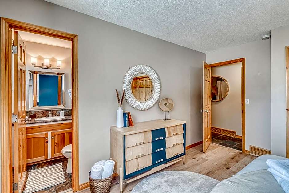 Boho Retreat w/King Bed on Bow River Pathway