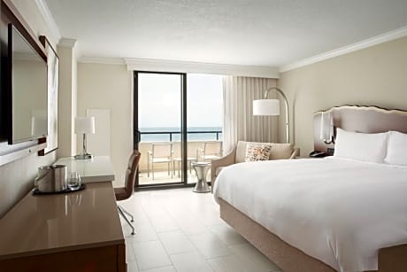 Deluxe Oceanfront King Room with Balcony - Hearing Accessible