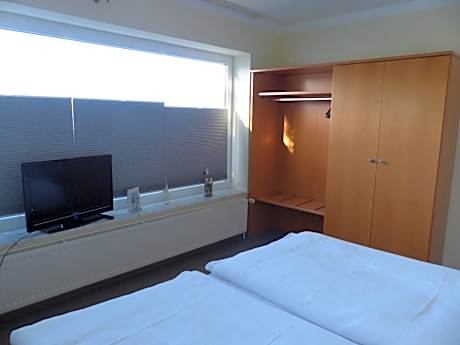 Family Room (2 Adults + 2 Children)